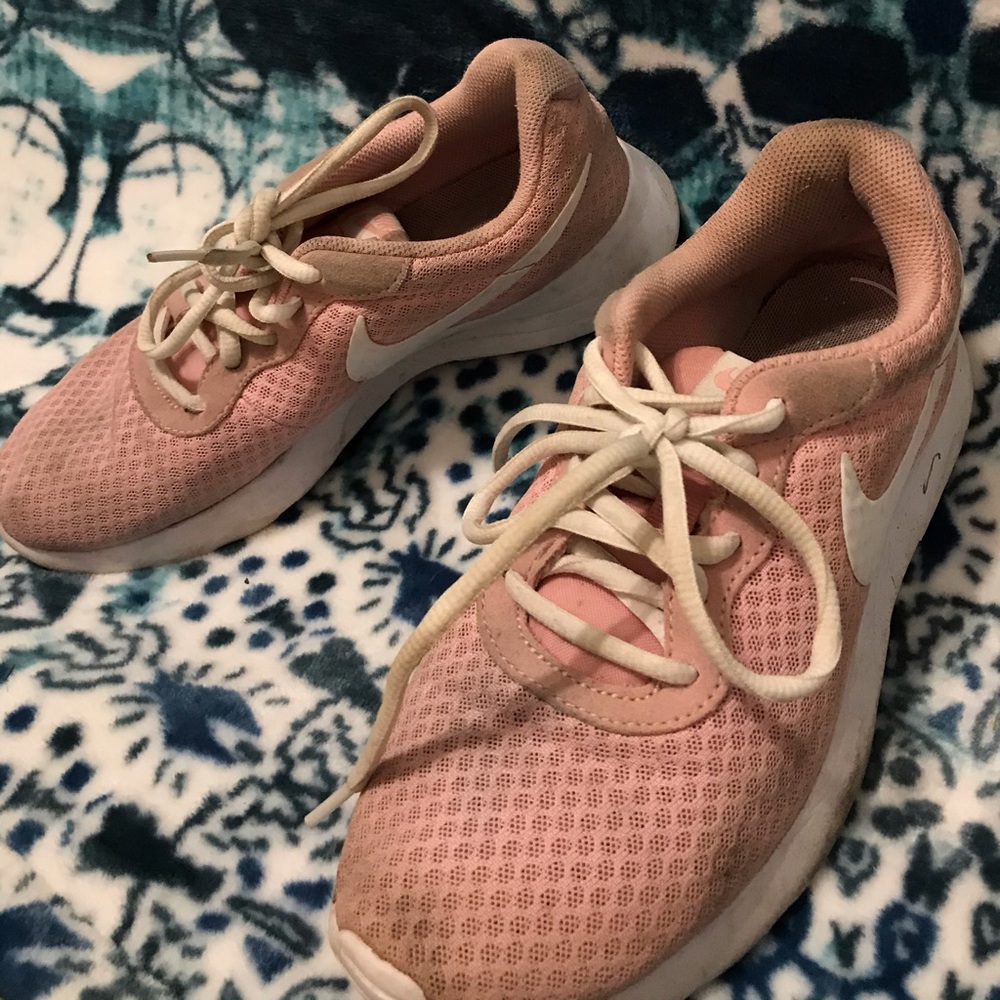 Baby pink nike sneakers *used*